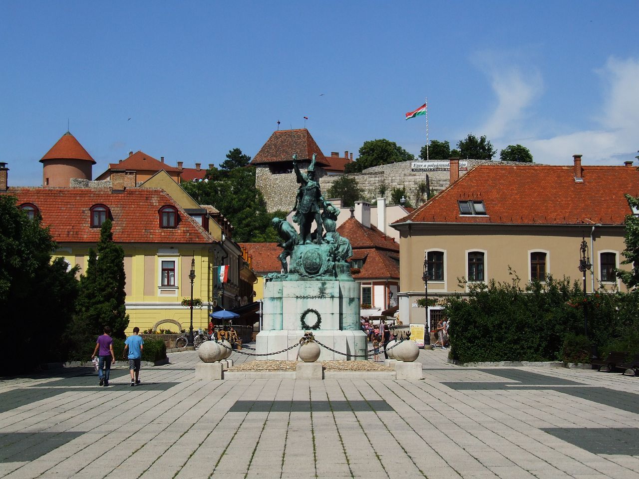 1280px-Eger_-_Dob_Square1